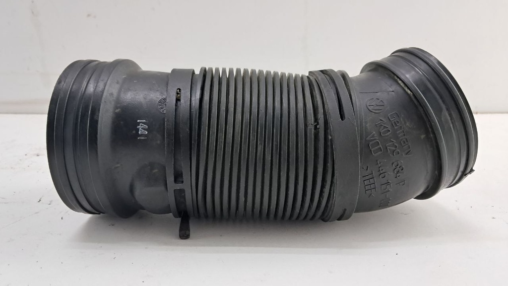 Патрубок воздушного фильтра Volkswagen Passat B7 3.6 TDI 2013 гг 1K0129684P