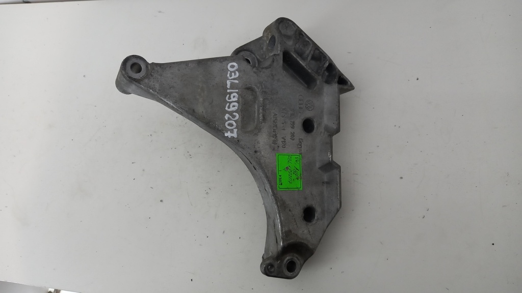 Кронштейн двигуна правий Volkswagen Passat B7 2.0 TDI 2012 рр 03L199207