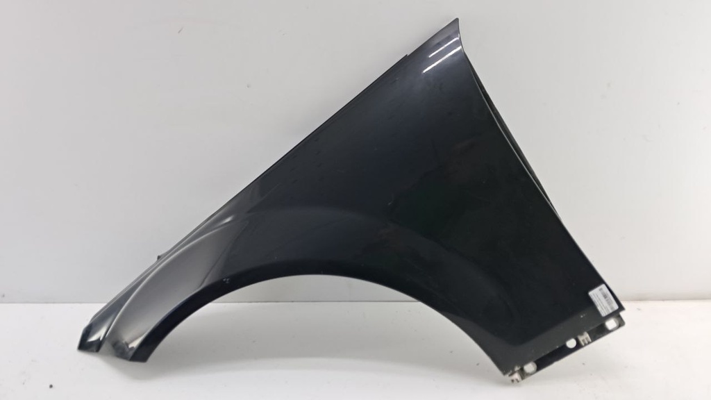 Крило ліве Mercedes W204 2009 A2048810101