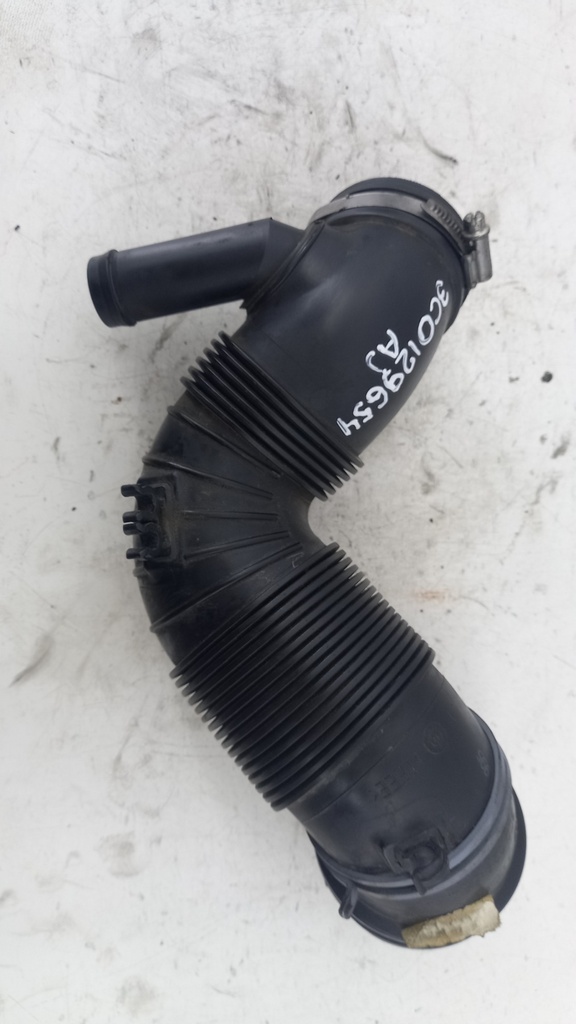 Патрубок воздухозаборника Volkswagen Caddy 1.9 TDI 2008 гг 3C0129654AJ