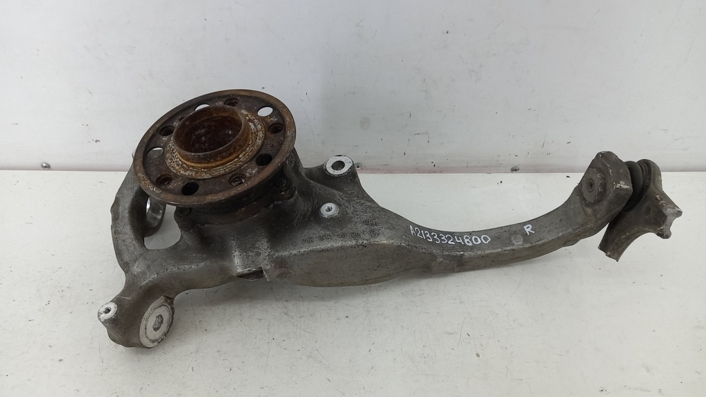 Цапфа передняя правая Mercedes W213 X213 S213 A2133324800