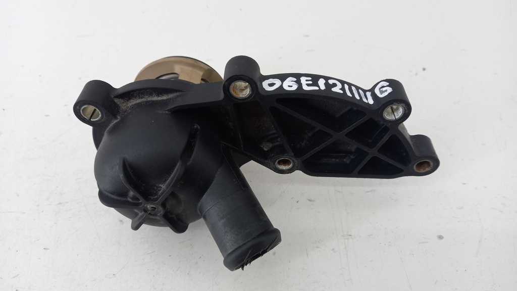 Корпус термостата Audi A4 A6 C7 3.2 FSI 06E121111G