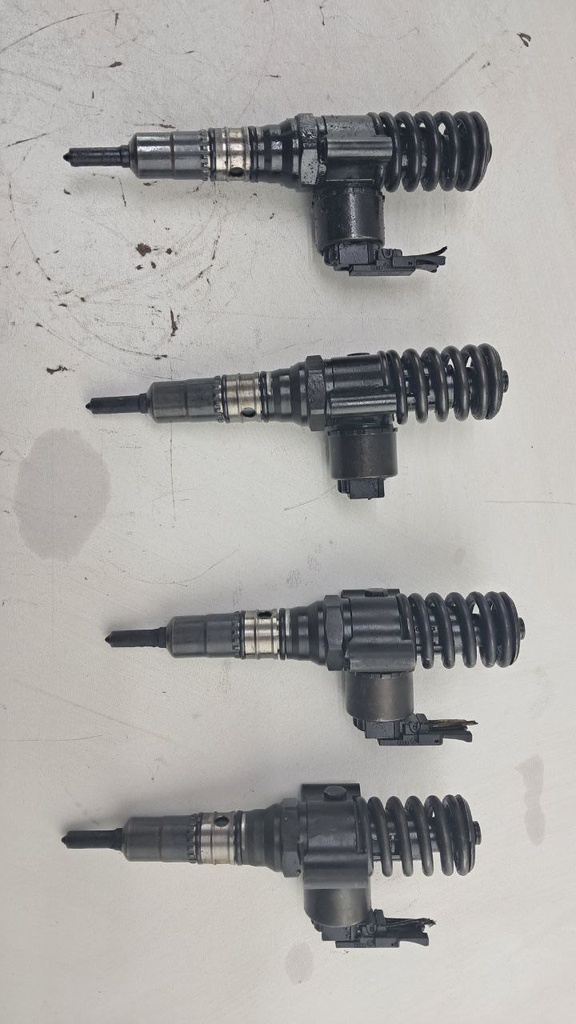 Форсунки Audi A3 A4 Volkswagen Golf V 2.0 TDI 2008 03G130073G