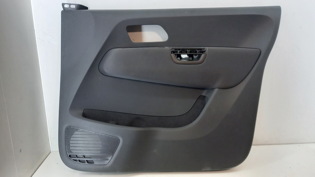 Обшивка передніх правих дверей Volkswagen Amarok 2015 2HH867104B
