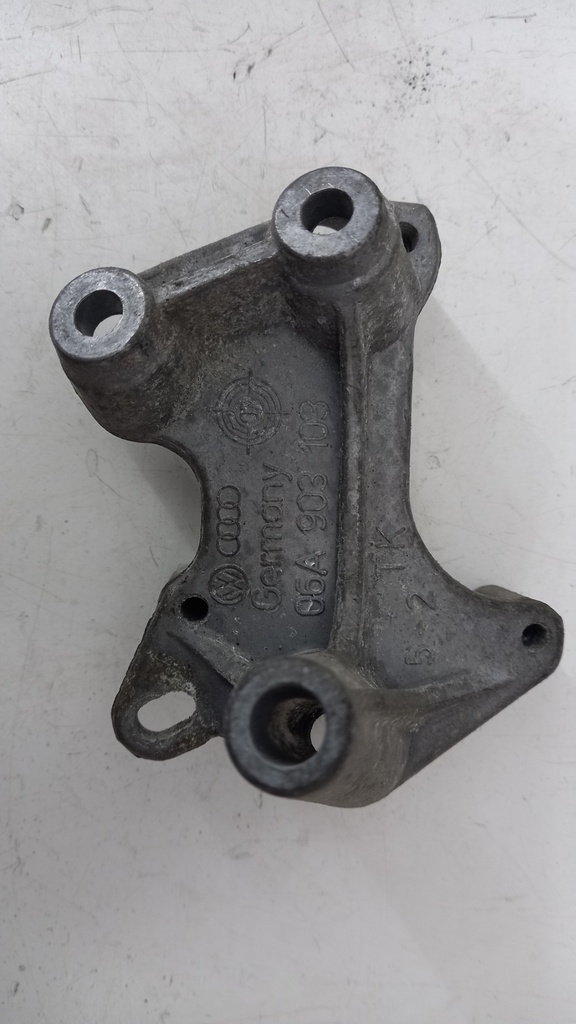 Кронштейн Volkswagen Golf Bora 1.6 2000  06A903103