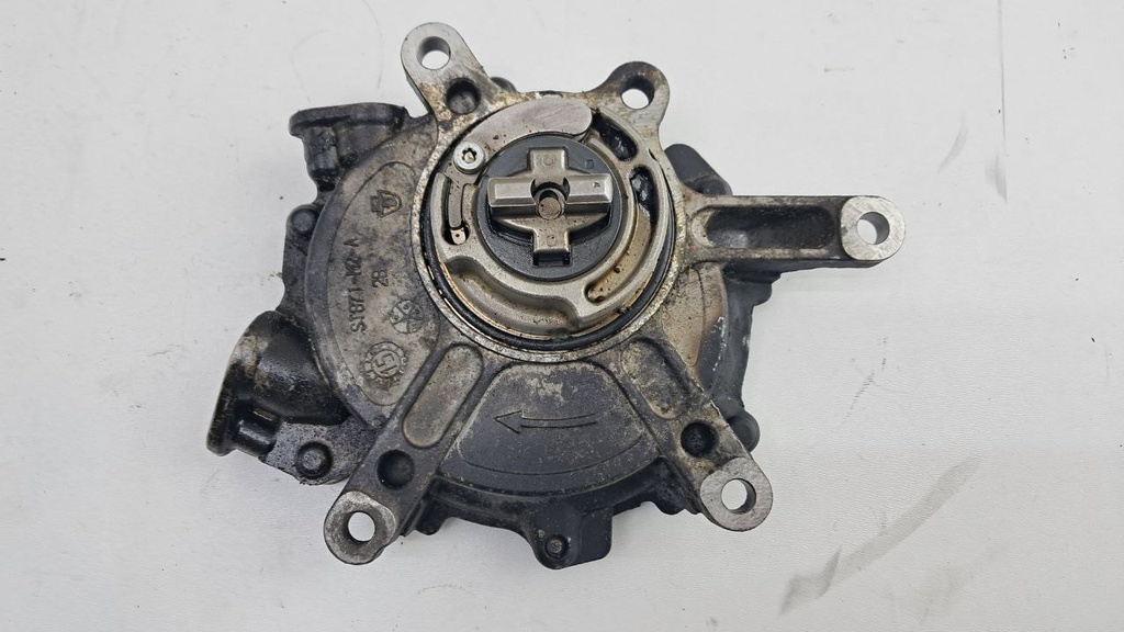 Вакуумный насос Mercedes C43 W205 3.0 AMG A2762300265