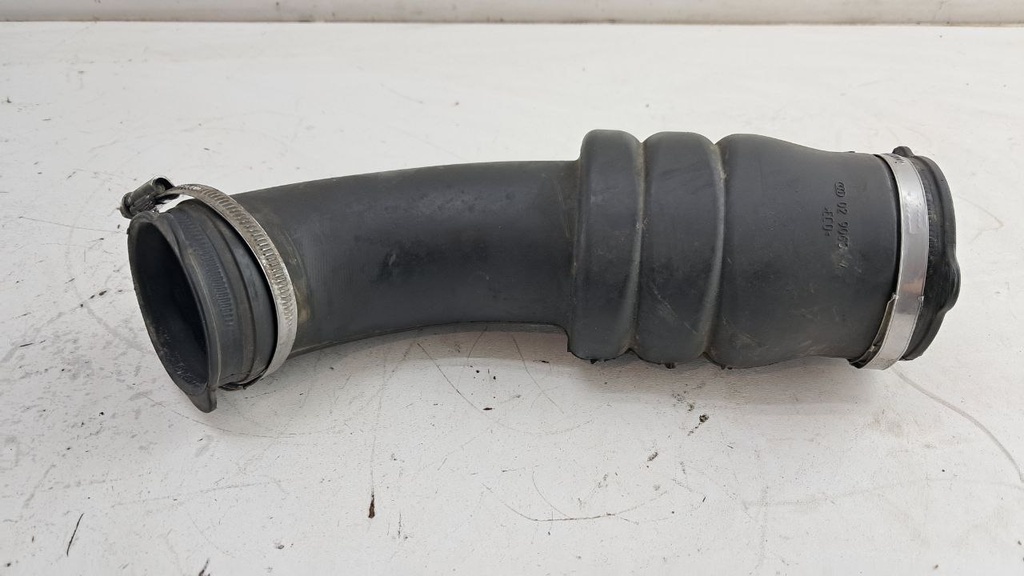 Патрубок воздушного фильтра Volvo V40 V60 S60 2.5b 2008 гг 08692401