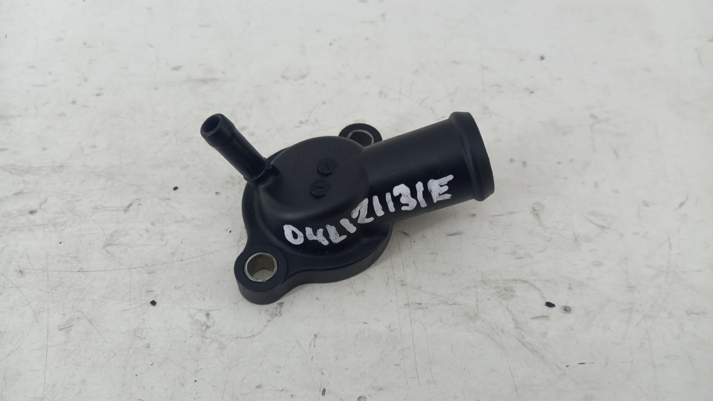 Фланец системы охлаждения Volkswagen Golf VII Skoda Octavia A7 2015  04L121131E