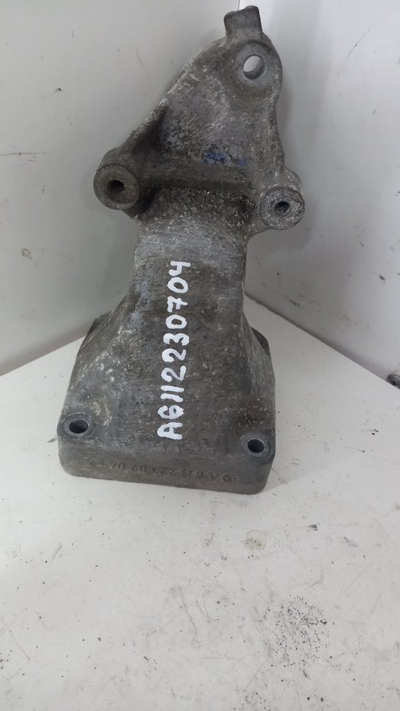 Кронштейн двигуна лівий Mercedes-Benz W203 W211 2.2 CDI 2007 рр. A6112230704