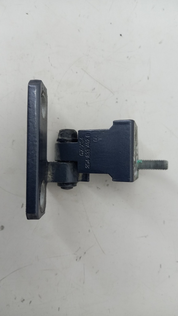 Петля двері задньої правої верхня Volkswagen Phaeton 2012 рр 3D4833402B