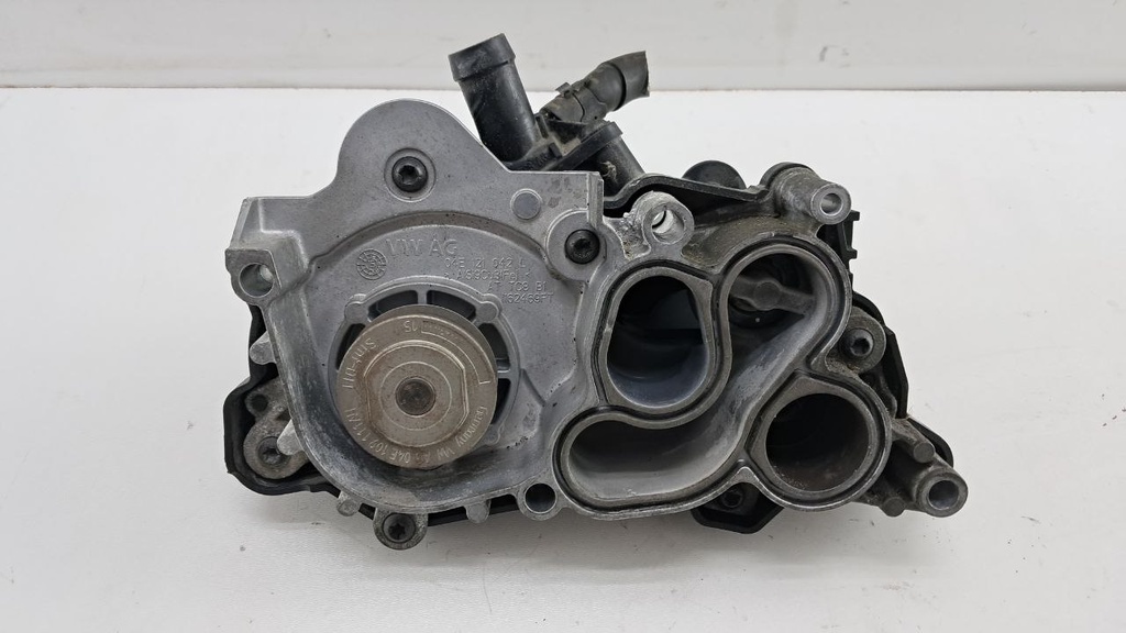 Водяный насос Volkswagen Golf 7 1.4 TSI 2013  04E121042M 04E121042L