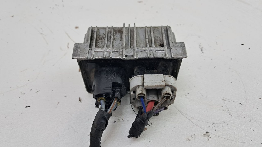 Реле свічок розжарювання Opel Insignia Astra J 2.0 CDTI 2008-2015 55574293