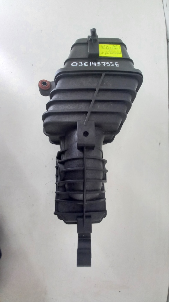 Патрубок воздухозаборника Volkswagen Golf Passat 1.4 TSI 2007 гг 03C145755E