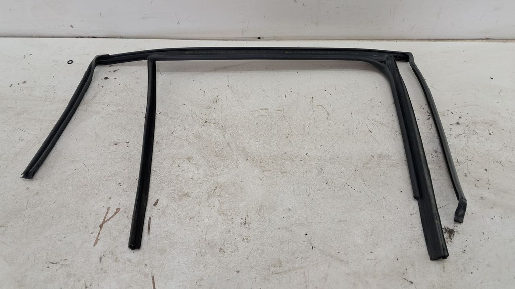 Уплотнитель двери Skoda Octavia 4 2020-2024 5E7839431