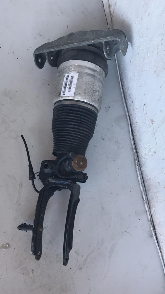 Амортизатор передній правий Porsche Cayenne 2010 7L5616040