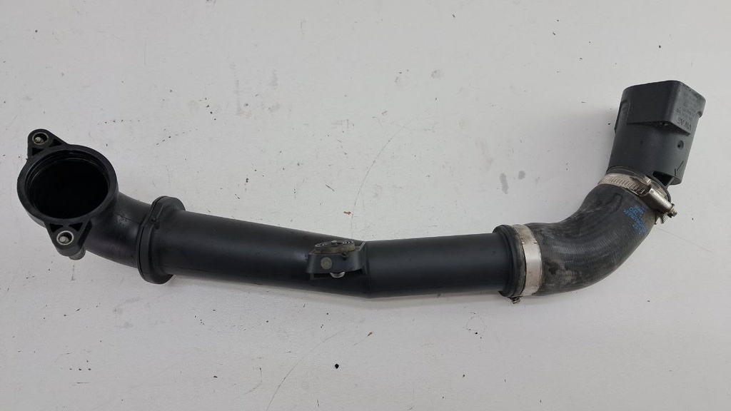 Патрубок Volkswagen Tiguan Skoda 2018 гг 04L145770S