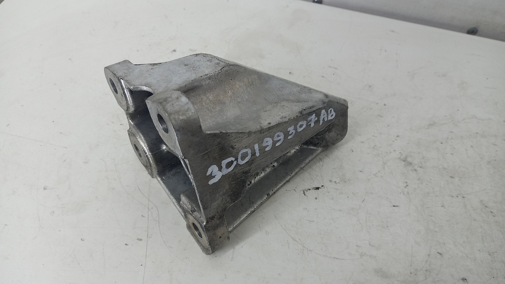 Кронштейн двигуна лівий Volkswagen Phaeton 3.0 TDI 2012 рр. 3D0199307AB