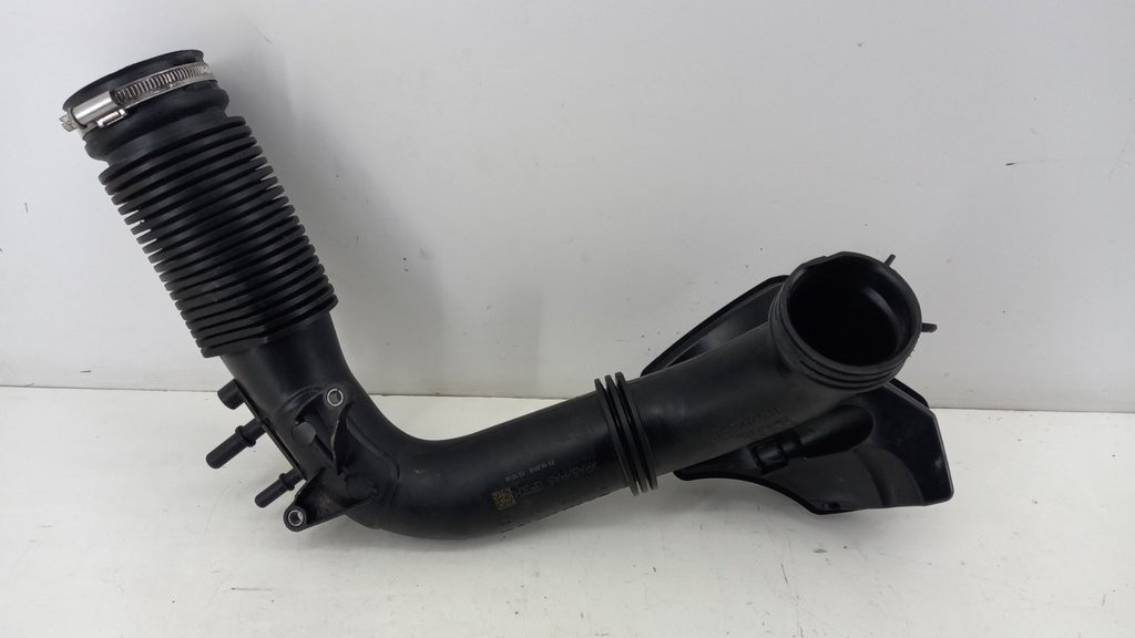 Патрубок интеркулера Mercedes W177 1.3 2017 гг A2820901800