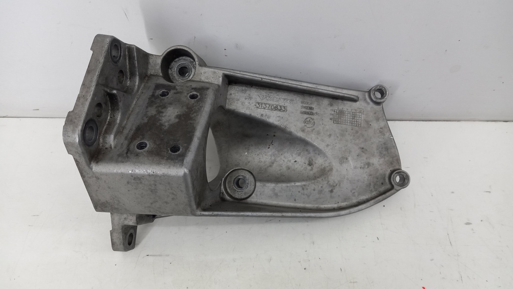 Кронштейн двигуна Volvo V40 2.0 td D2 2012 рр 31370633