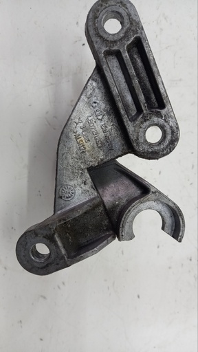 [4B0713125D] Кронштейн троса КПП Audi A4 B7 2007  4B0713125D