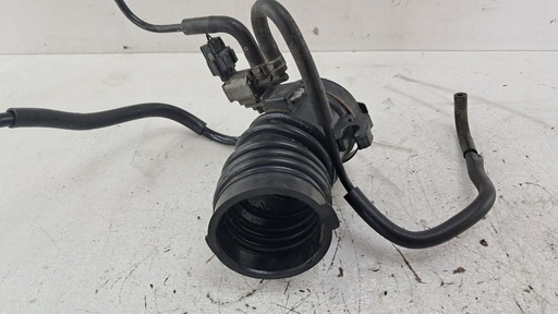 [L81313221] Патрубок воздушного фильтра Mazda 6 2.0 16V 2002-2007 гг L81313221