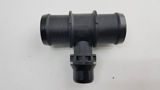 [8W0121140] Патрубок води Audi A4 S4 B9 Q5 2.0 TDI 2021 рр 8W0121140