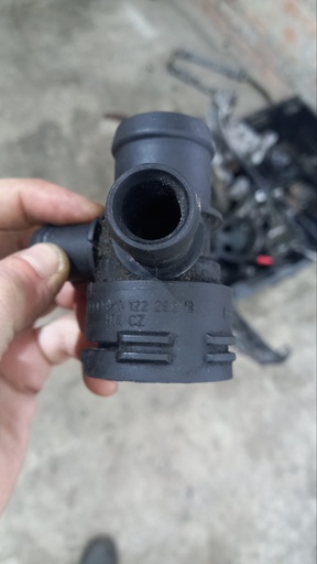 [8K0122293B] Фланец системы охлаждения Audi A4 B8 2.0 TDI 8K0122293B