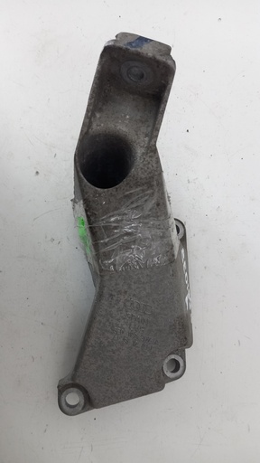 [8E0199307A] Кронштейн двигателя левый Audi A4 B6 2.0 FSI 2004  8E0199307A