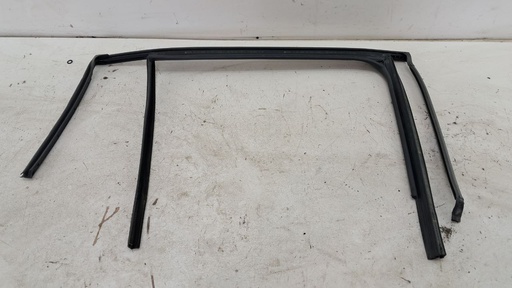 [5E7839431] Уплотнитель двери Skoda Octavia 4 2020-2024 5E7839431